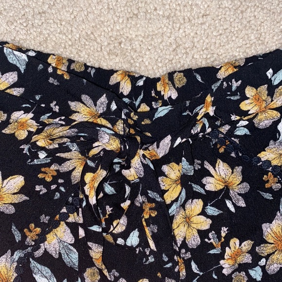 Patterned Flowy Shorts - Picture 3 of 4